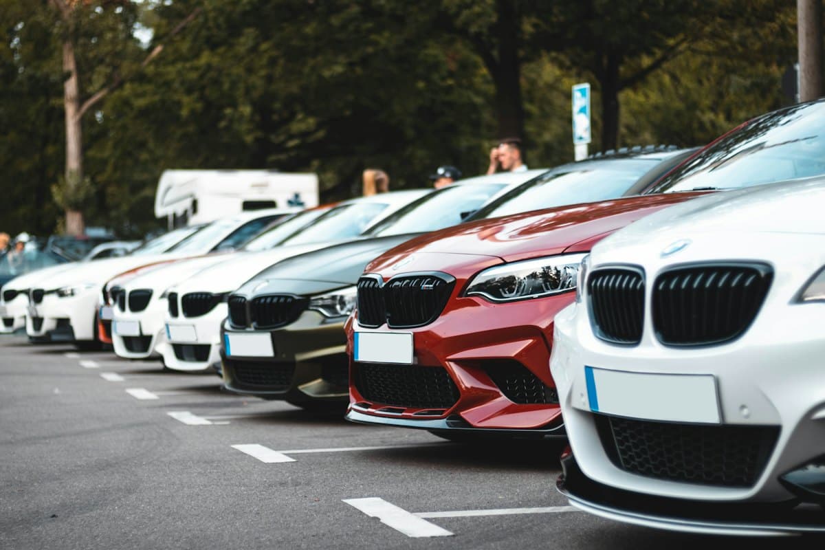 Fila de carros estacionados lado a lado em um pátio ao ar livre