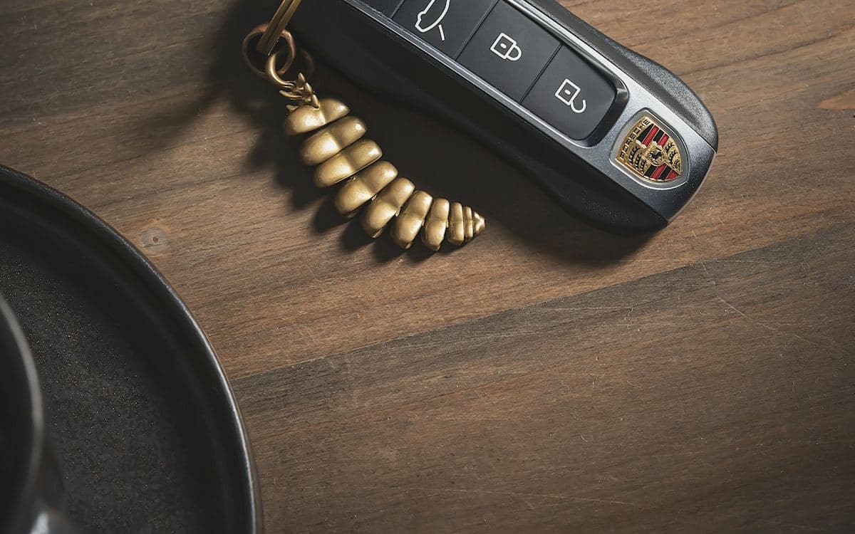 Chave de carro sobre uma mesa de madeira